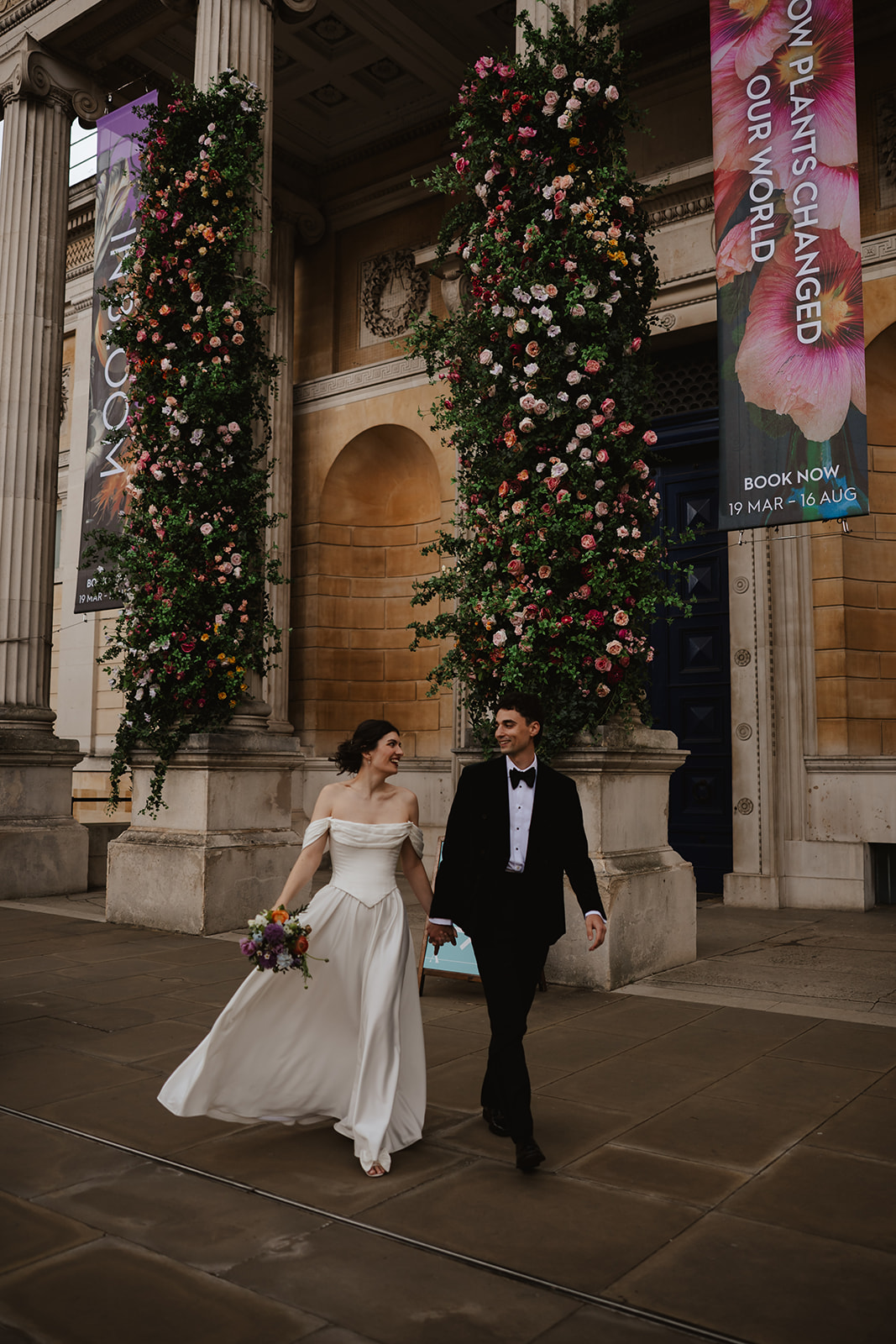 Wedding couple outside of the ashmolean museum in Oxford
