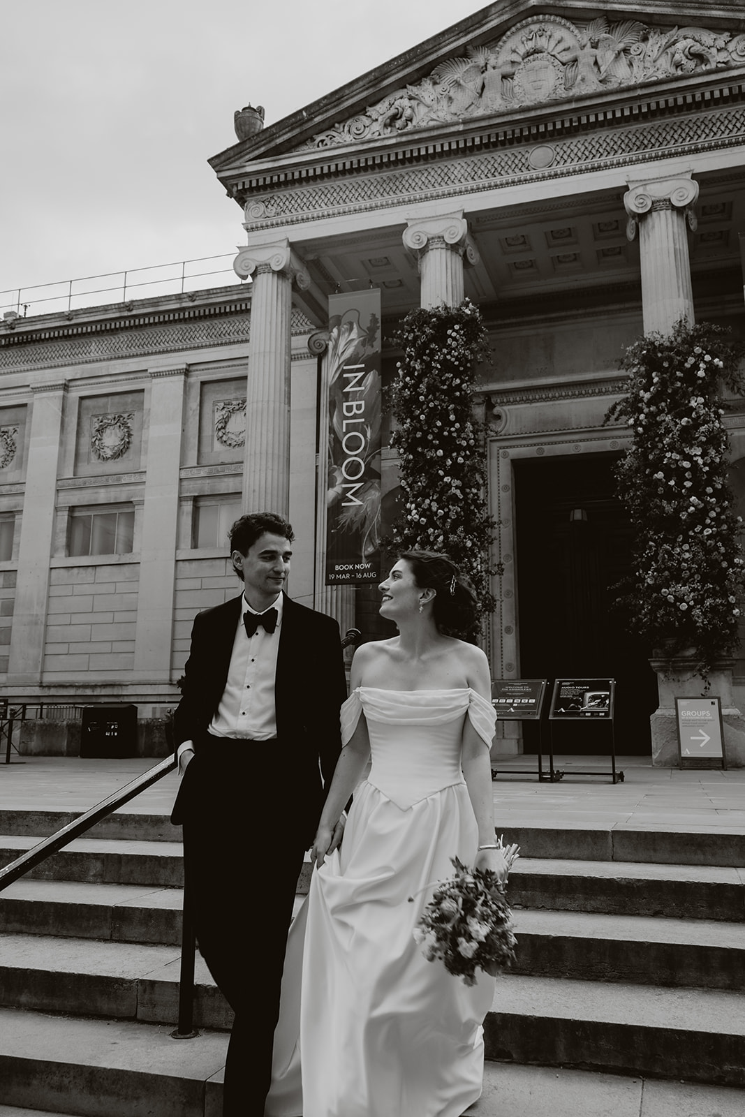 Wedding couple in black and white outside of the ashmolean museum in Oxford